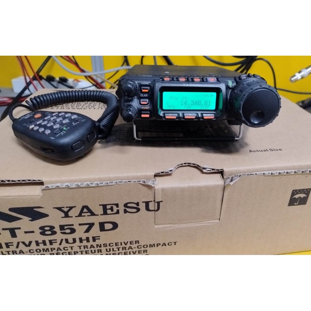 YAESU FT-857D QUADRIBANDA HF/50/VHF/UHF OTTIMO STATO CON QUARZO TERMOSTATATO NON ORIGINALE, MA OTTIMO.